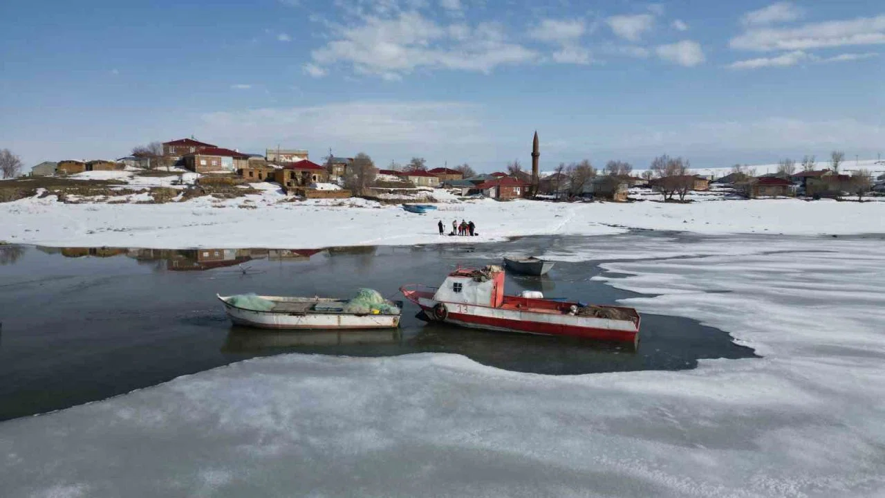 Bitlis’te donan göller erken ısınmayla çözülmeye başladı