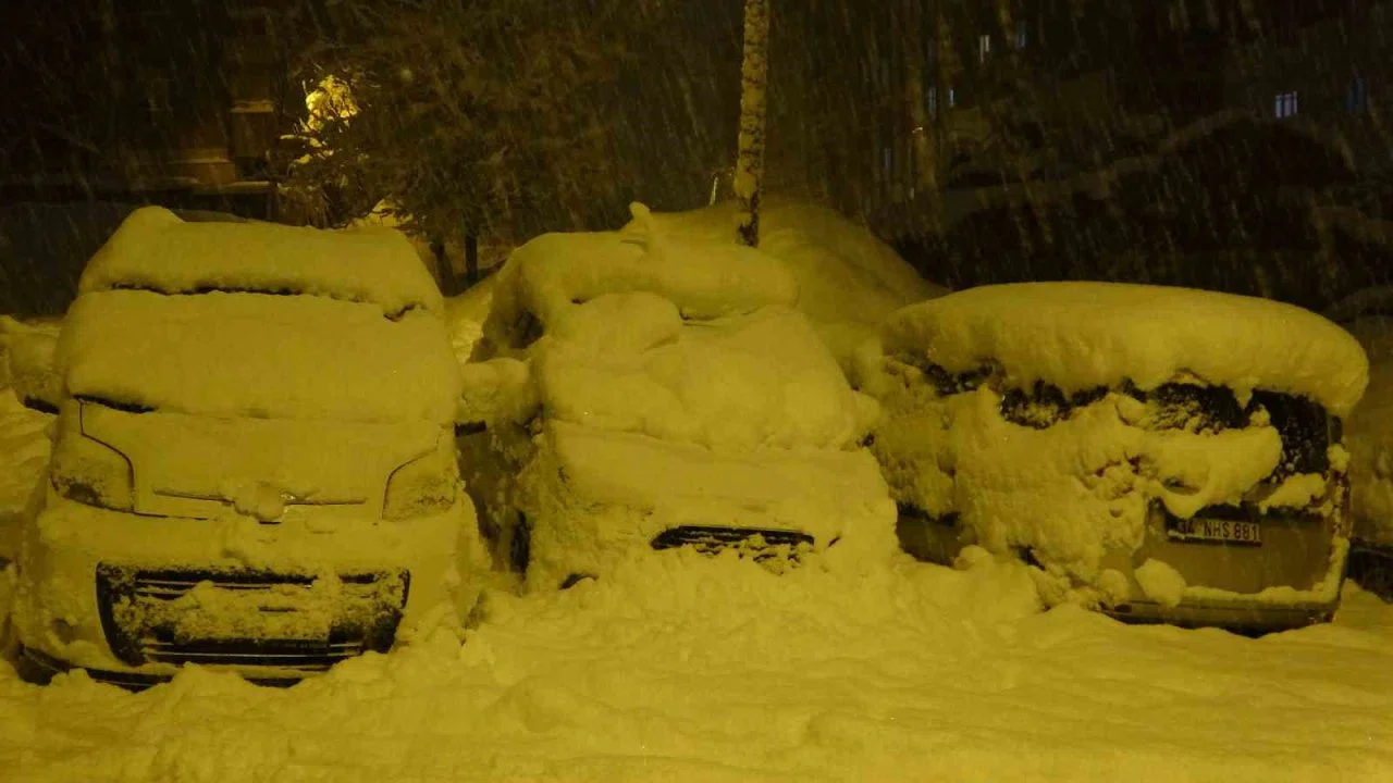 Bitlis’te kent merkezi beyaza büründü