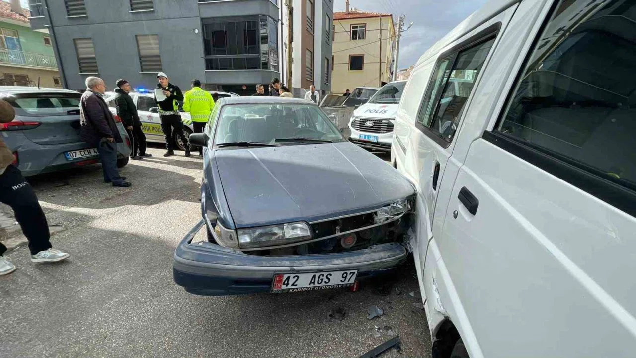 Polisten kaçan 14 yaşındaki sürücü minibüse çarpınca yakalandı