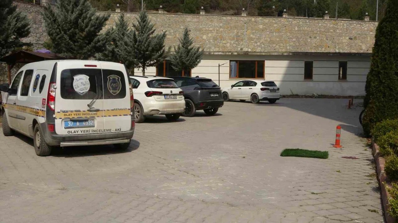 8’inci kattaki balkondan düşen genç hayatını kaybetti