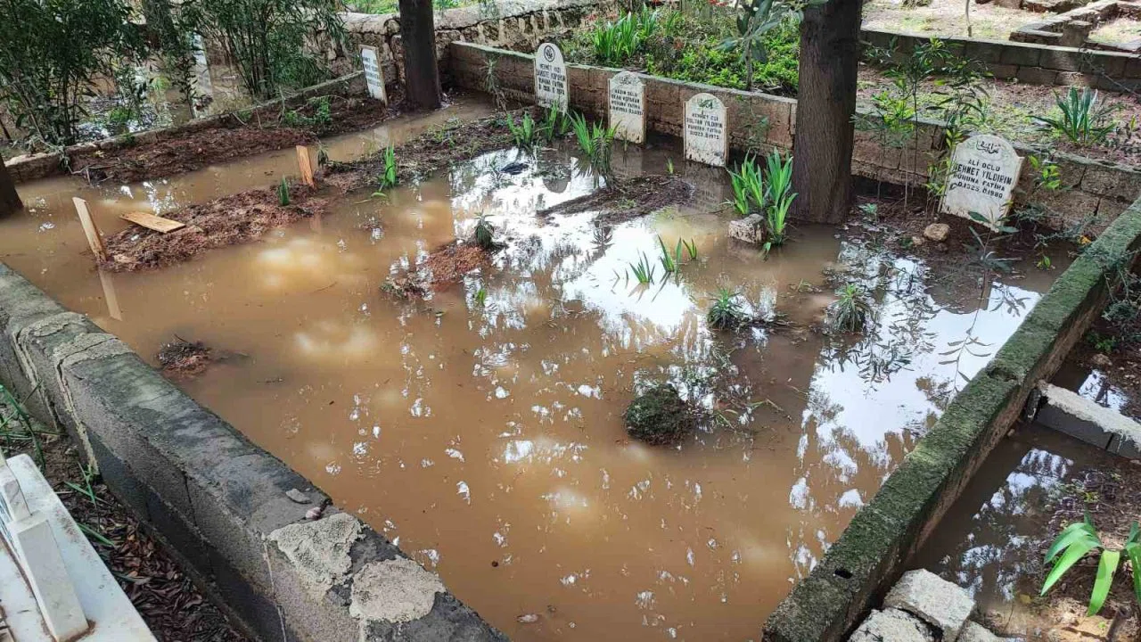 Adana’da mezarlık sular altında kaldı, vatandaşlar mezara poşetle girdi