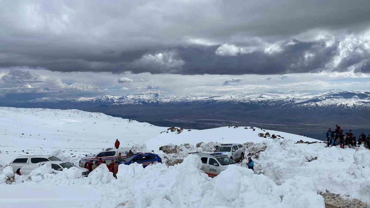 Ağrı Dağı’nda kaybolan kadın dağcıyı arama çalışmaları sürüyor