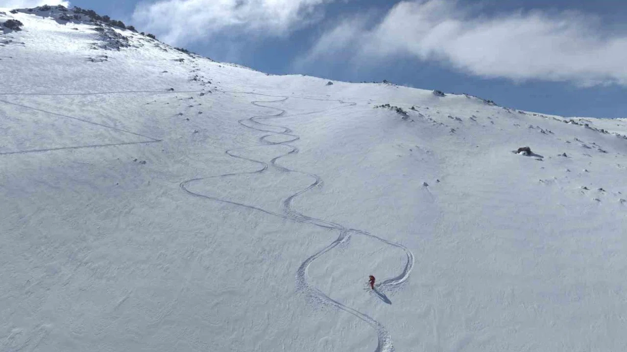Ağrı Dağı’ndan kayan kayakseverler, Ağrı Dağı’nın Iğdır tarafına kayak merkezi yapılması çağrısında bulundu