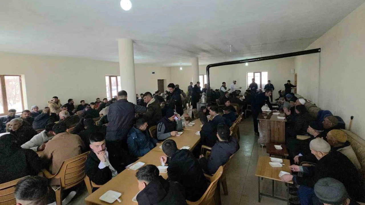 Ahlat’ta bayram geleneği yaşatılıyor: Halise yemeği aynı sofrada buluşturuyor