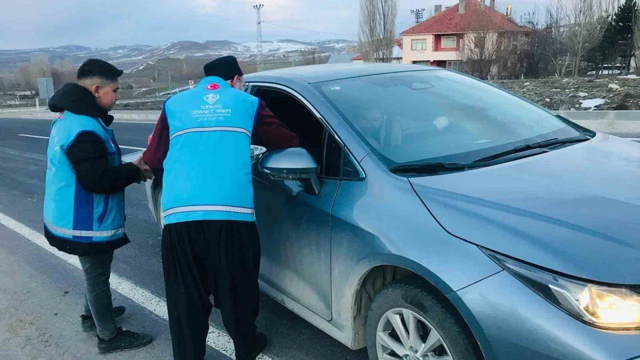 Akdağmadeni’nde yolculara ‘iftara 5 kala’ sürprizi