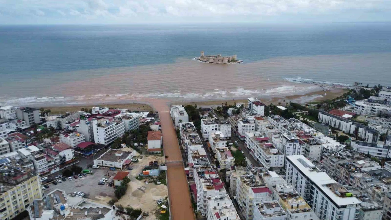 Akdeniz’e akan sel suları Kızkalesi çevresini kahverengiye bürüdü