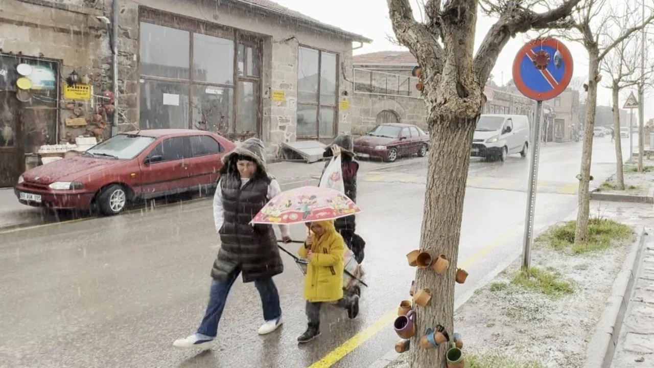 Aksaray’ın Güzelyurt ilçesinde şiddetli yağış etkili oluyor