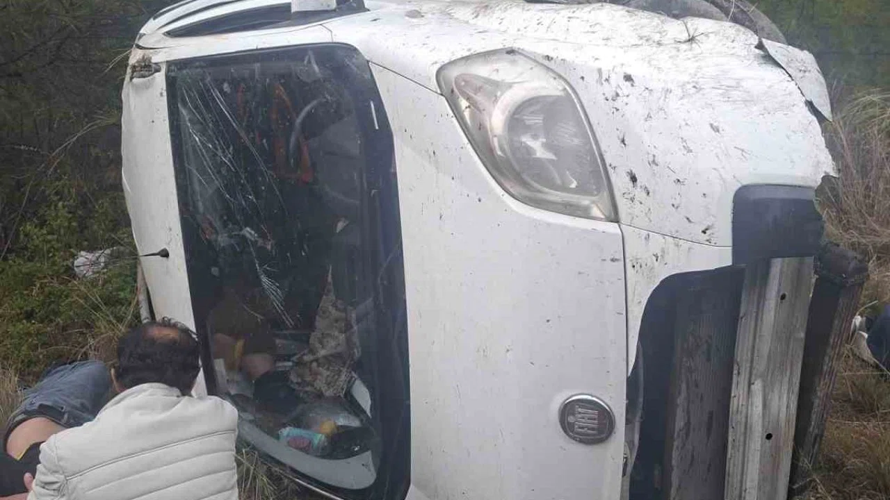 Akseki-Manavgat Karayolunda hafif ticari araç şarampole devrildi: 1’i ağır 6 yaralı