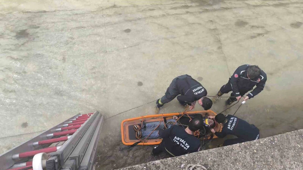 Alanya’da çaya düşen şahıs ekipler tarafından kurtarıldı