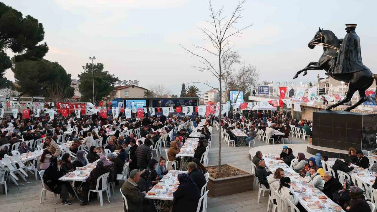 Alaşehir’de yüzlerce kişi iftarda buluştu
