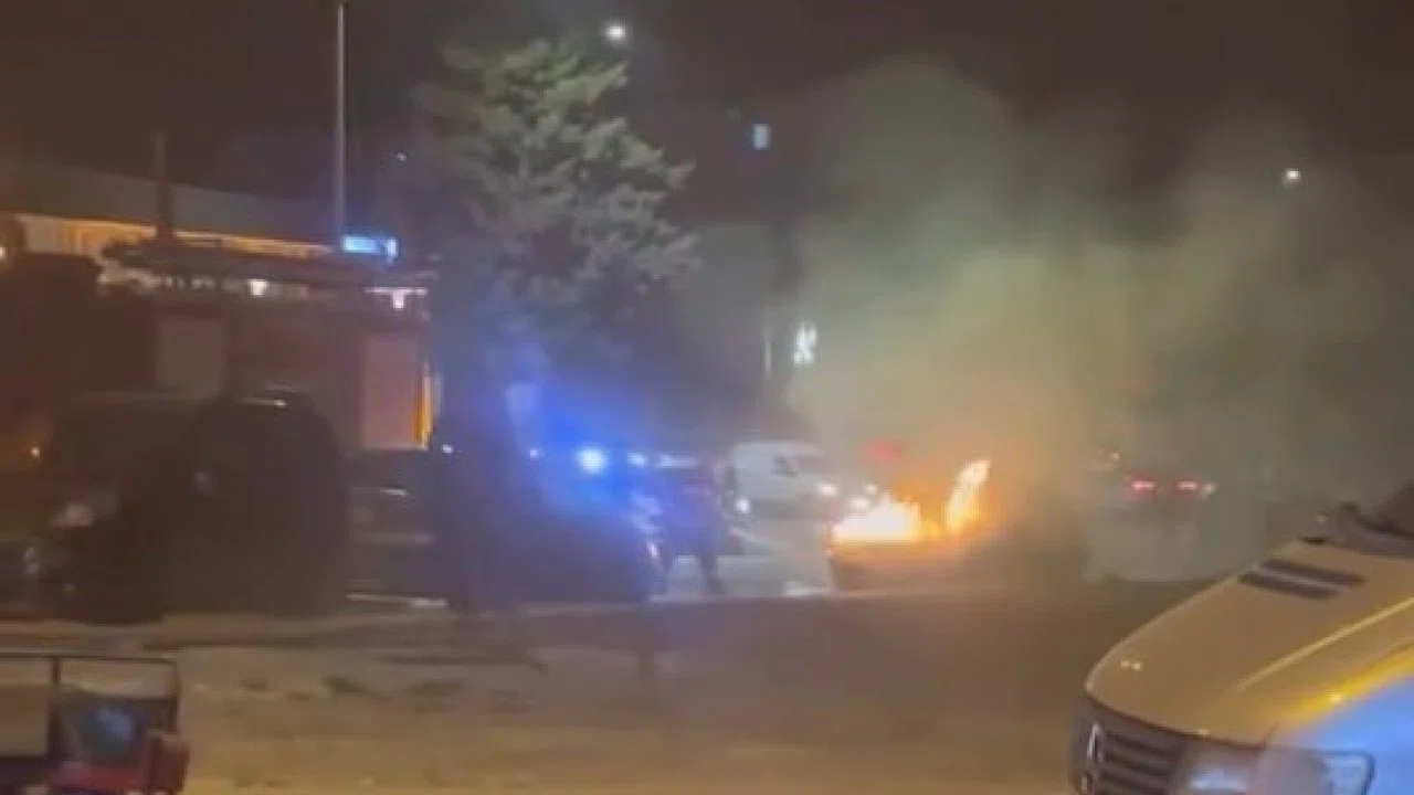 Alev alan aracı itfaiye ekipleri söndürdü