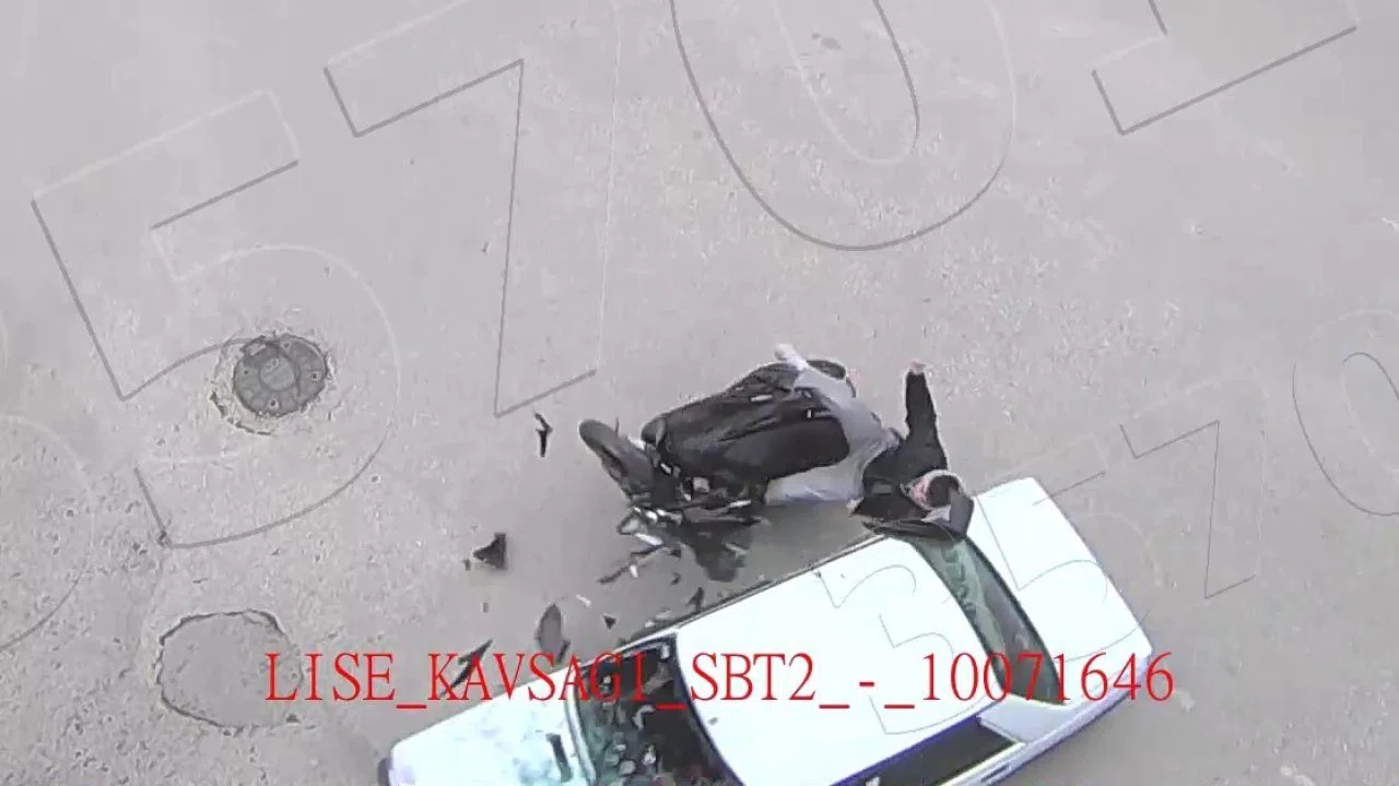 Amasya’da motosiklet ile otomobilin çarpıştığı kaza kamerada