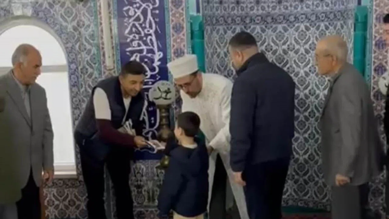 Anamur’da bayram namazı sonrası çocuklara harçlık dağıtıldı