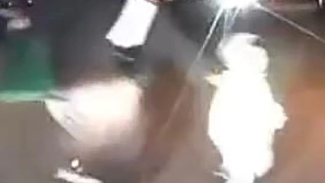 Annesinin elinden kaçıp yola koşan çocuk kazadan kurtuldu