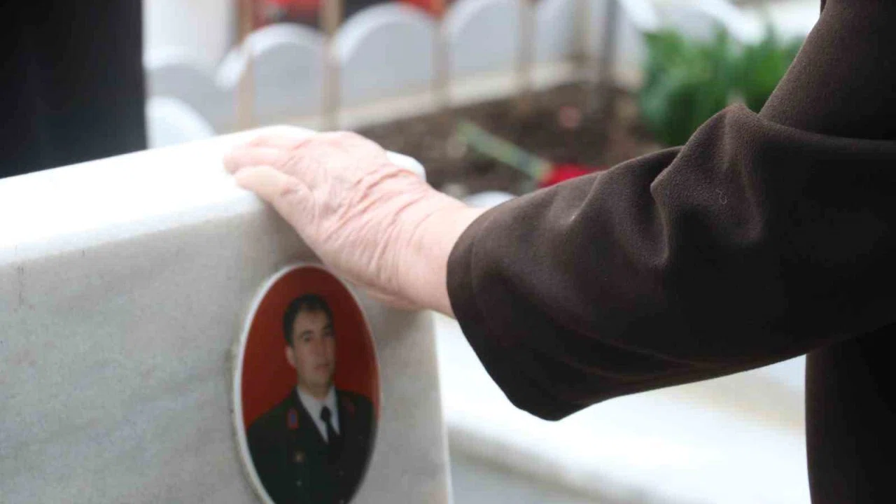 Arefe gününde Cebeci Askeri Şehitliği’ni ziyaret eden aileler şehitlerin kabirleri başında dua etti