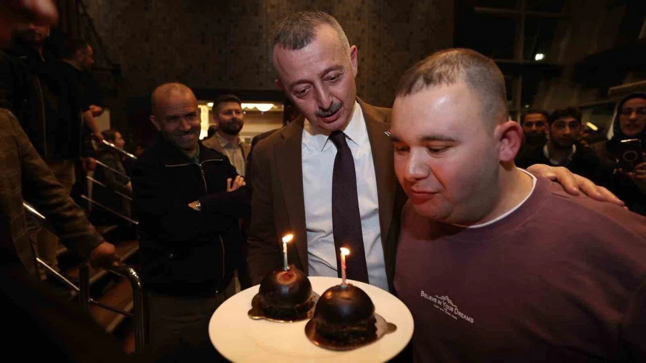 Arif’e iftar sofrasında sürpriz doğum günü