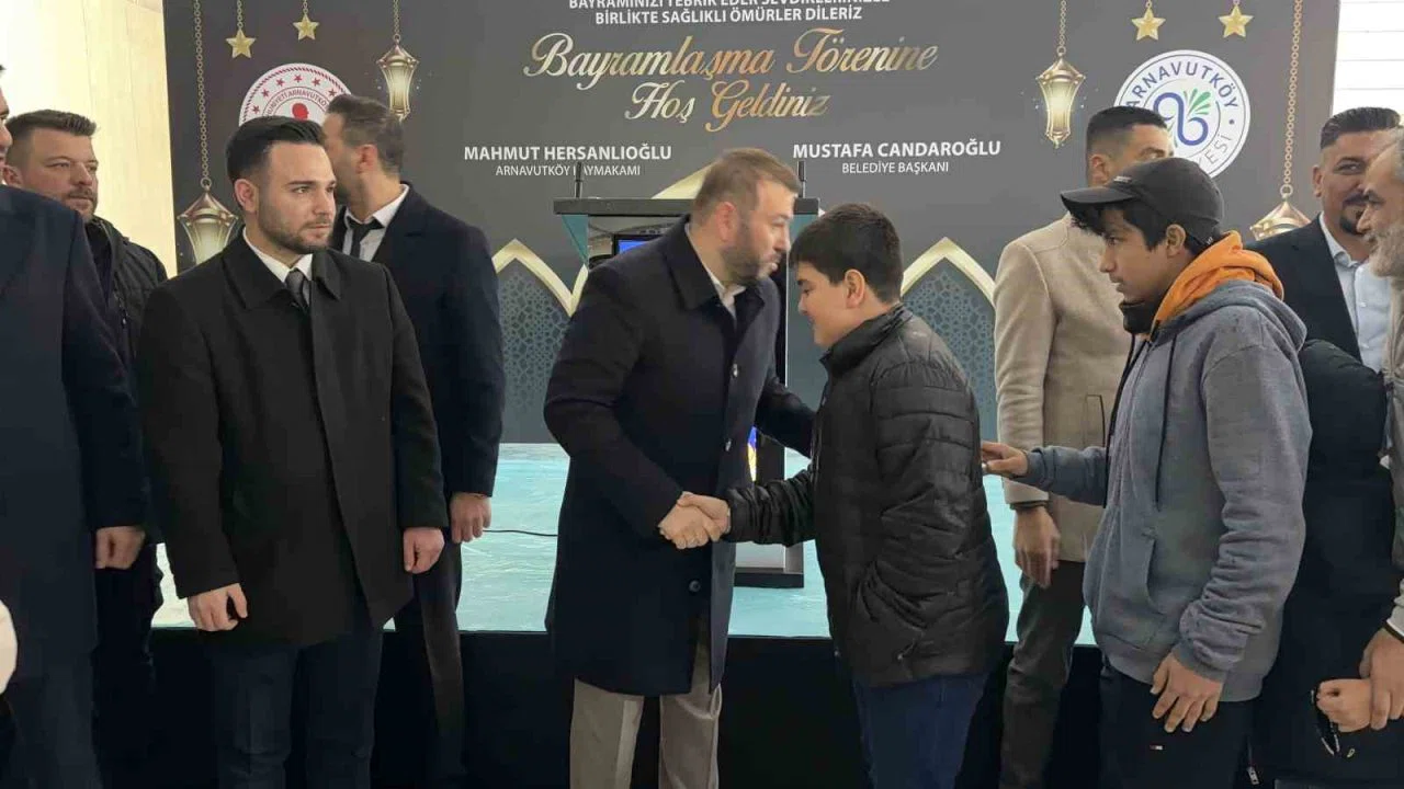 Arnavutköy’de bayram namazı sonrası ilçe protokolü vatandaşlarla bayramlaştı