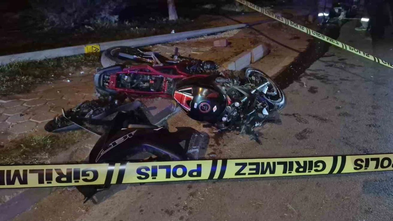 Aydınlatma direğine çarpan motosiklet sürücüsü hayatını kaybetti