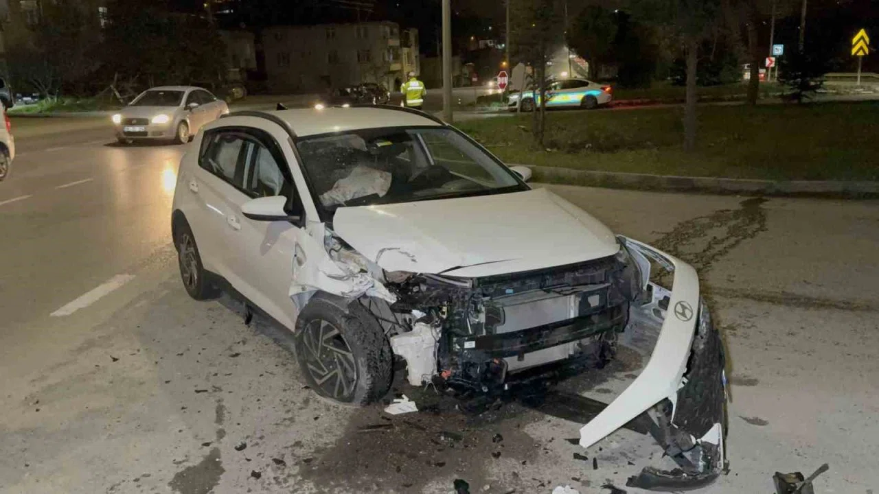 Aynı kavşakta 9 yıl sonra yine kaza yaptı: 2 yaralı