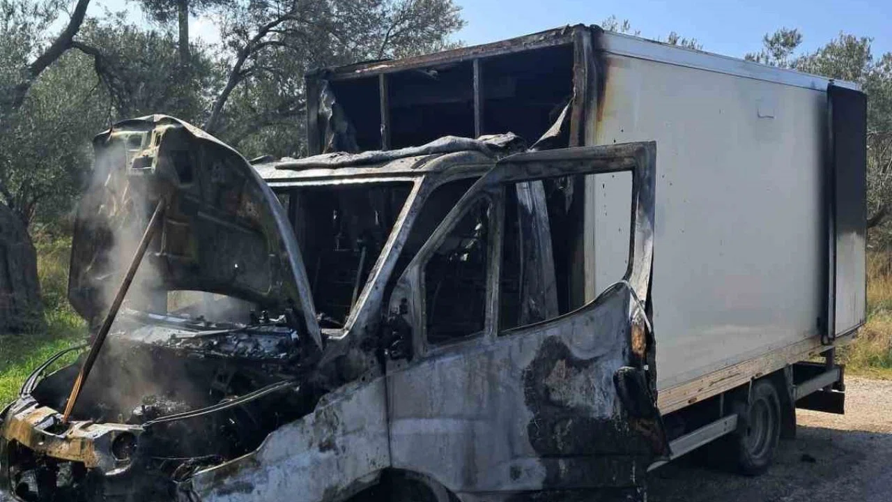 Ayvacık’ta kamyonet yangını