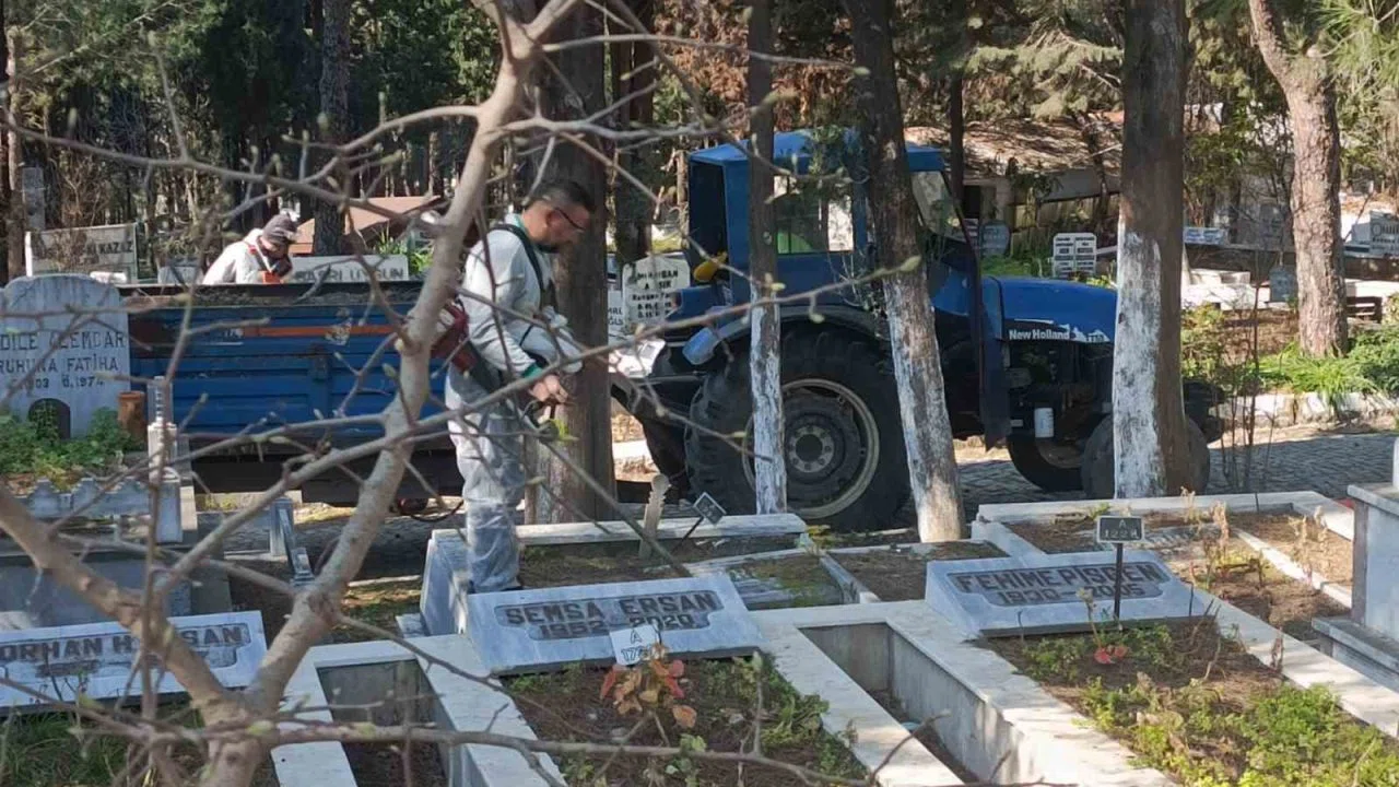 Ayvalık’ta kabristanlar bayram ziyaretine hazır