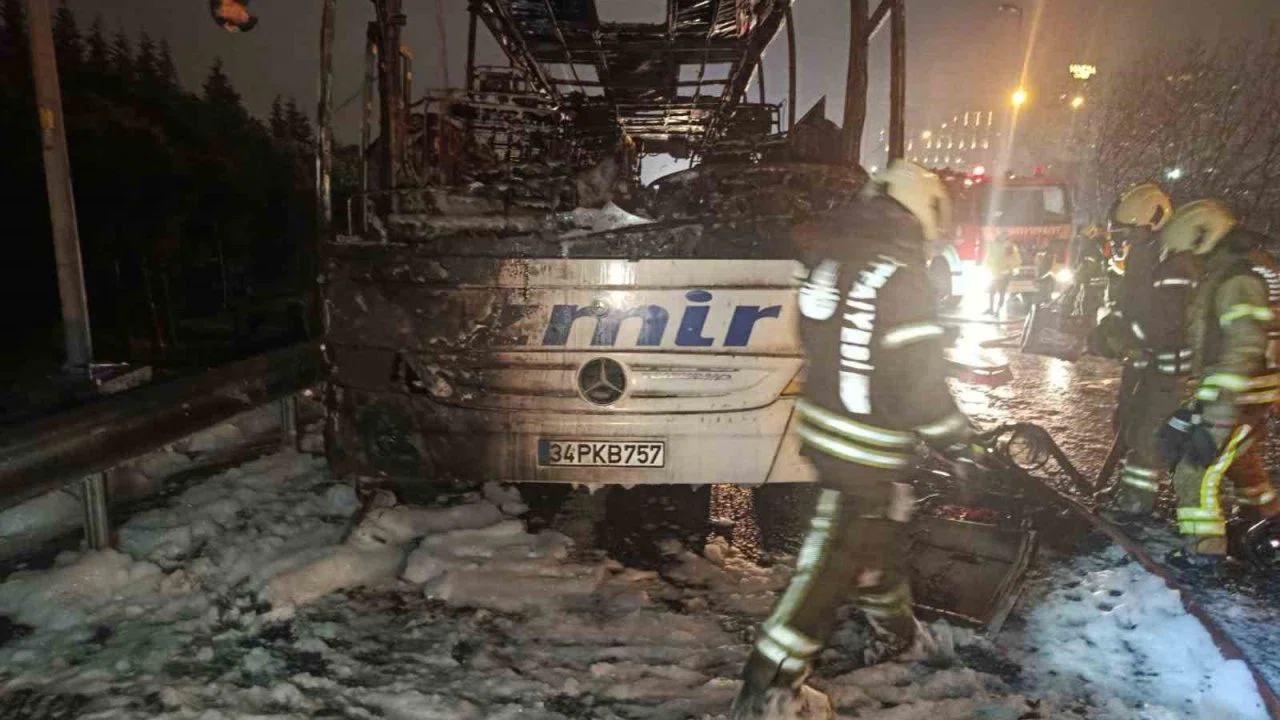 Bağcılar TEM’de yolcu otobüsü alevlere teslim oldu