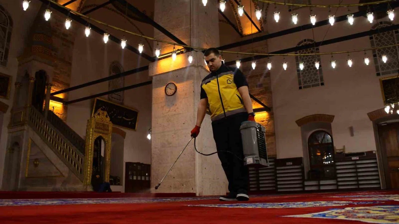 Balıkesir’de cami ve mezarlıklar bayram öncesi temizlendi