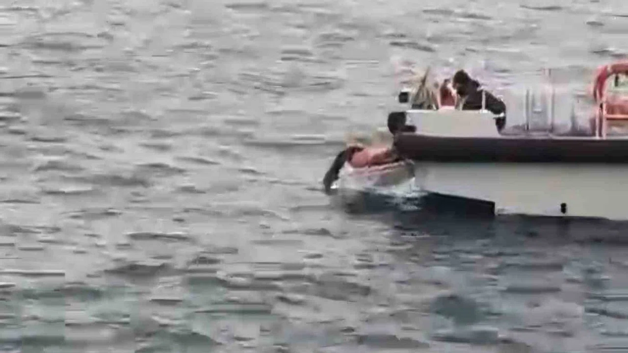 Bartın’da kıyafetleriyle denize giren kadını sahil güvenlik ekipleri kurtardı