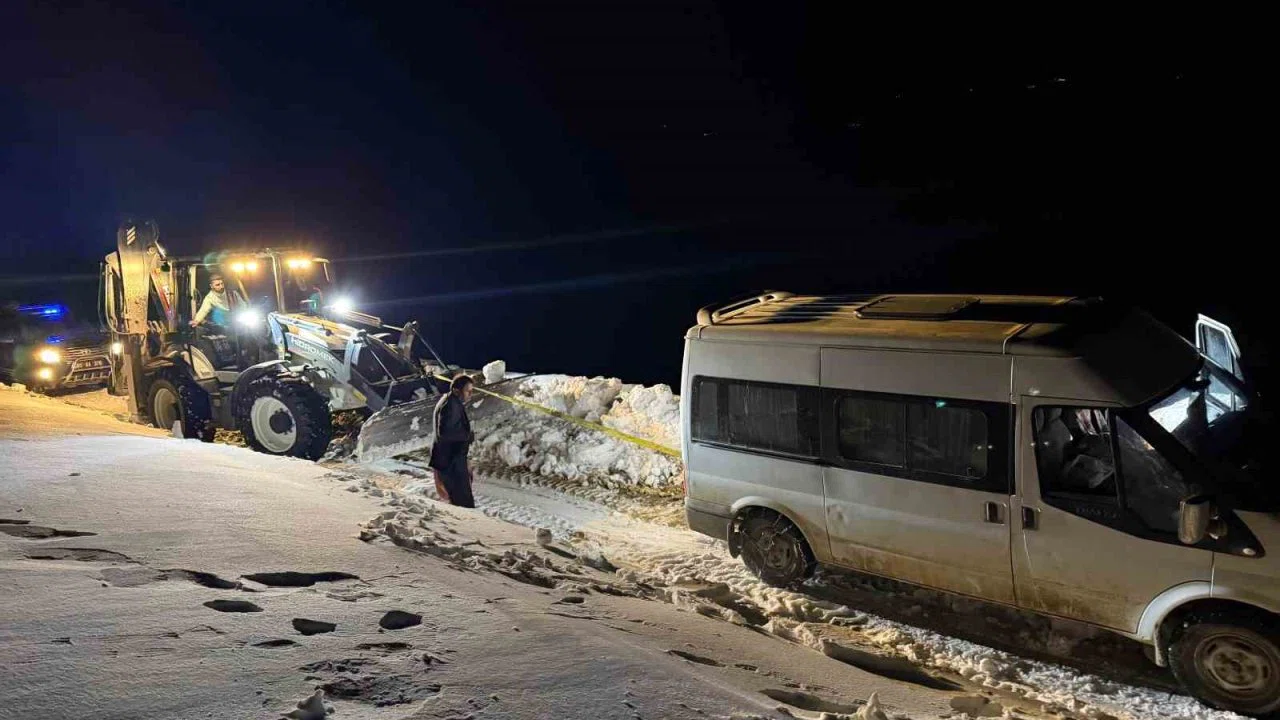 Başkale’de yoldan çıkan minibüs kara saplandı