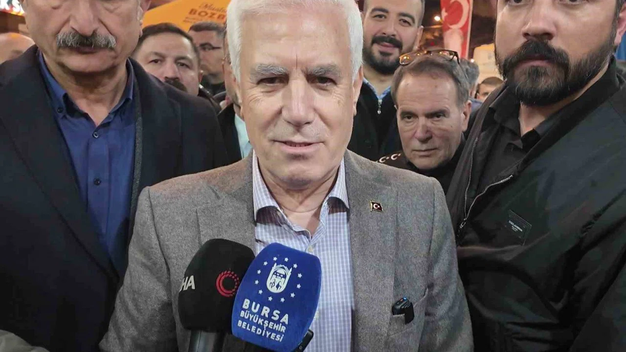 Başkan Bozbey sahurda vatandaşlarla buluştu, tarihi fırınlarda tahinli pide ve simit dağıttı