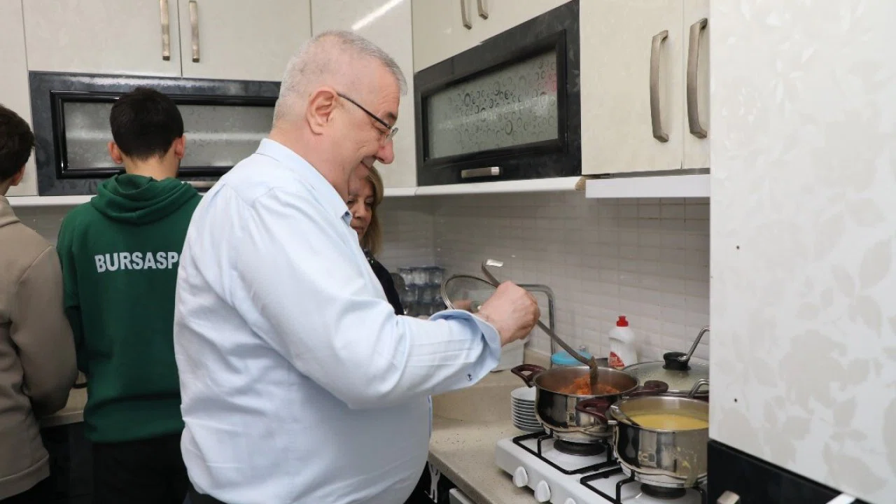 Başkan Ertaş üniversite öğrencilerinin iftar sofrasına konuk oldu