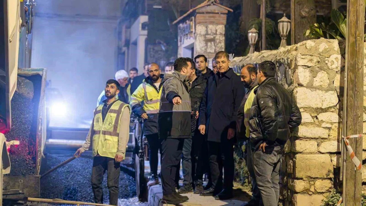 Başkan Tugay yol emekçileriyle gece mesaisinde buluştu