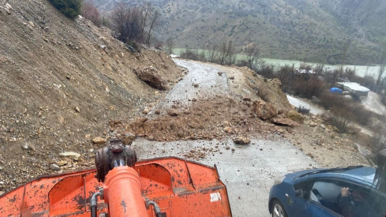 Batman’da heyelan: Köy yolları ulaşıma kapandı
