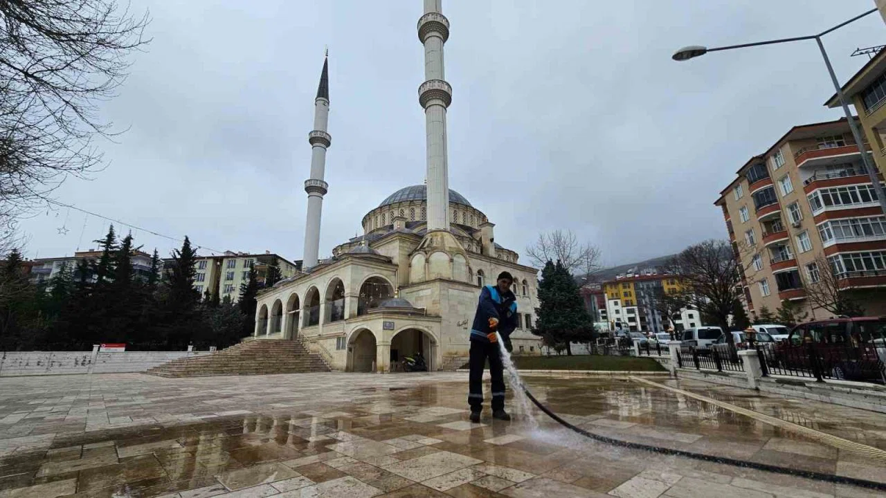 Battalgazi’de bayram öncesi cami ve mezarlıklar temizleniyor