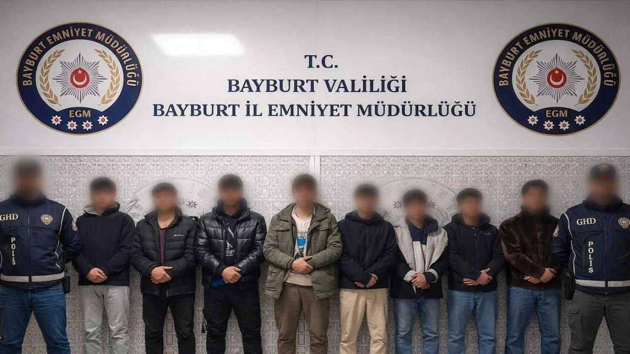 Bayburt’ta 8 düzensiz göçmen ile 3 şüpheli yakalandı