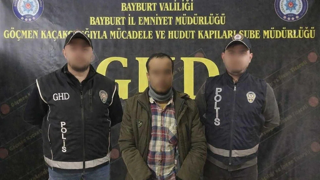 Bayburt’ta göçmen kaçakçılığı operasyonunda 5 düzensiz göçmen ile 5 şüpheli yakalandı