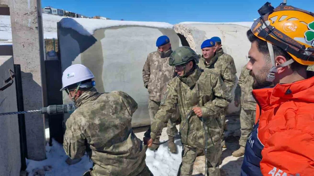 Bayburt’ta komandolara arama kurtarma eğitimi verildi