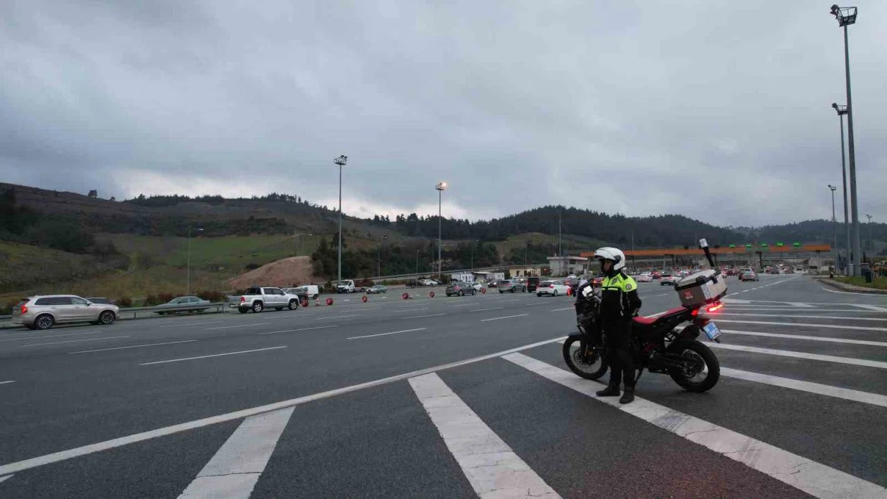Bayram dönüşü Bursa otoyolunda yoğunluk: İstanbul istikametinde trafik yavaşladı