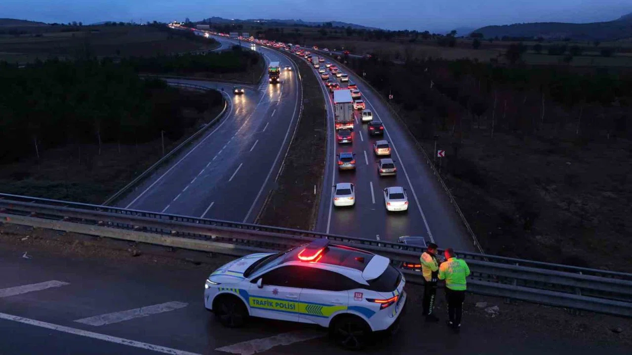 Bayram dönüşü çilesi: 30 kilometrelik araç kuyruğu havadan görüntülendi