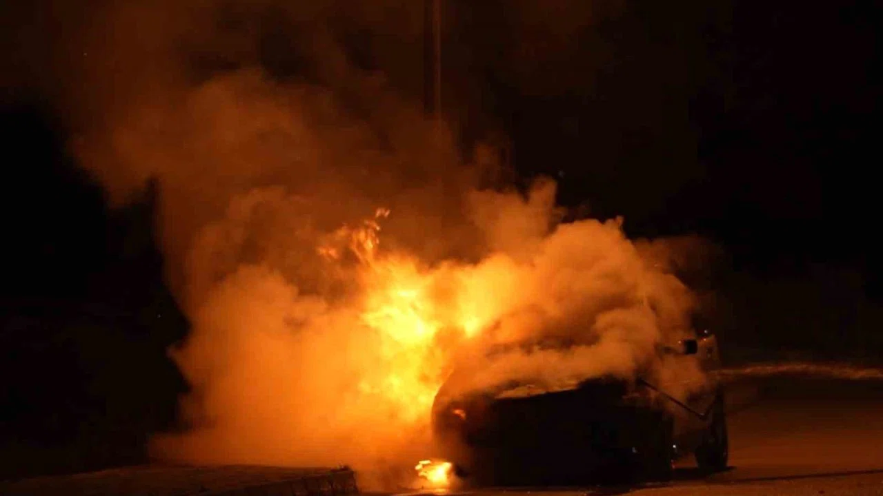 Bayram için yeğeninden emanet aldığı araç alev alev yandı