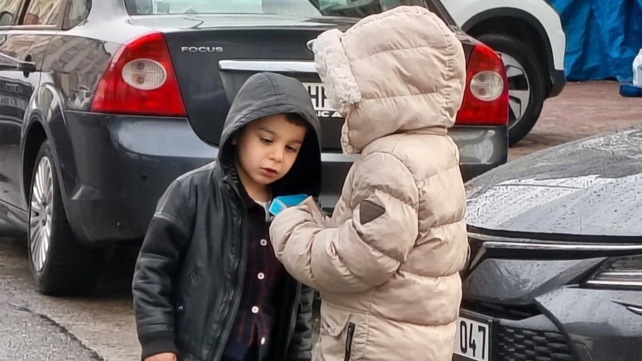 Bayram namazında çocuklara harçlık sürprizi