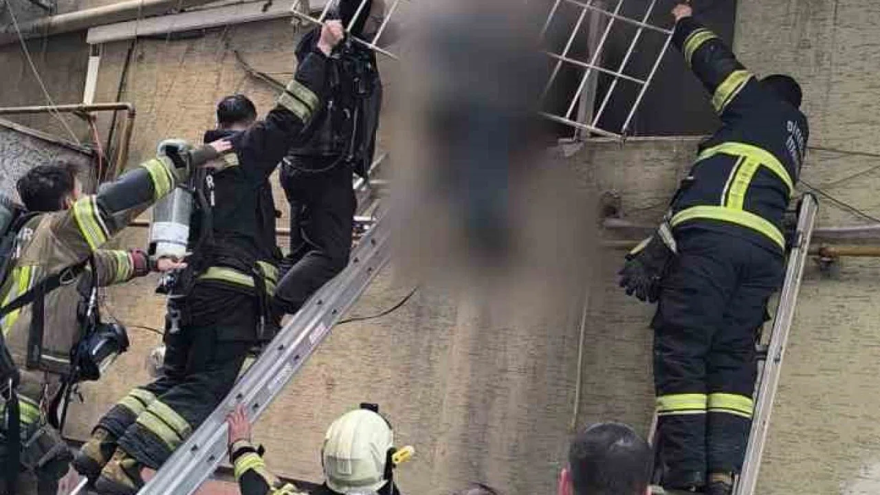 Berber dükkanında çıkan yangında mahsur kalan çırak kurtarıldı