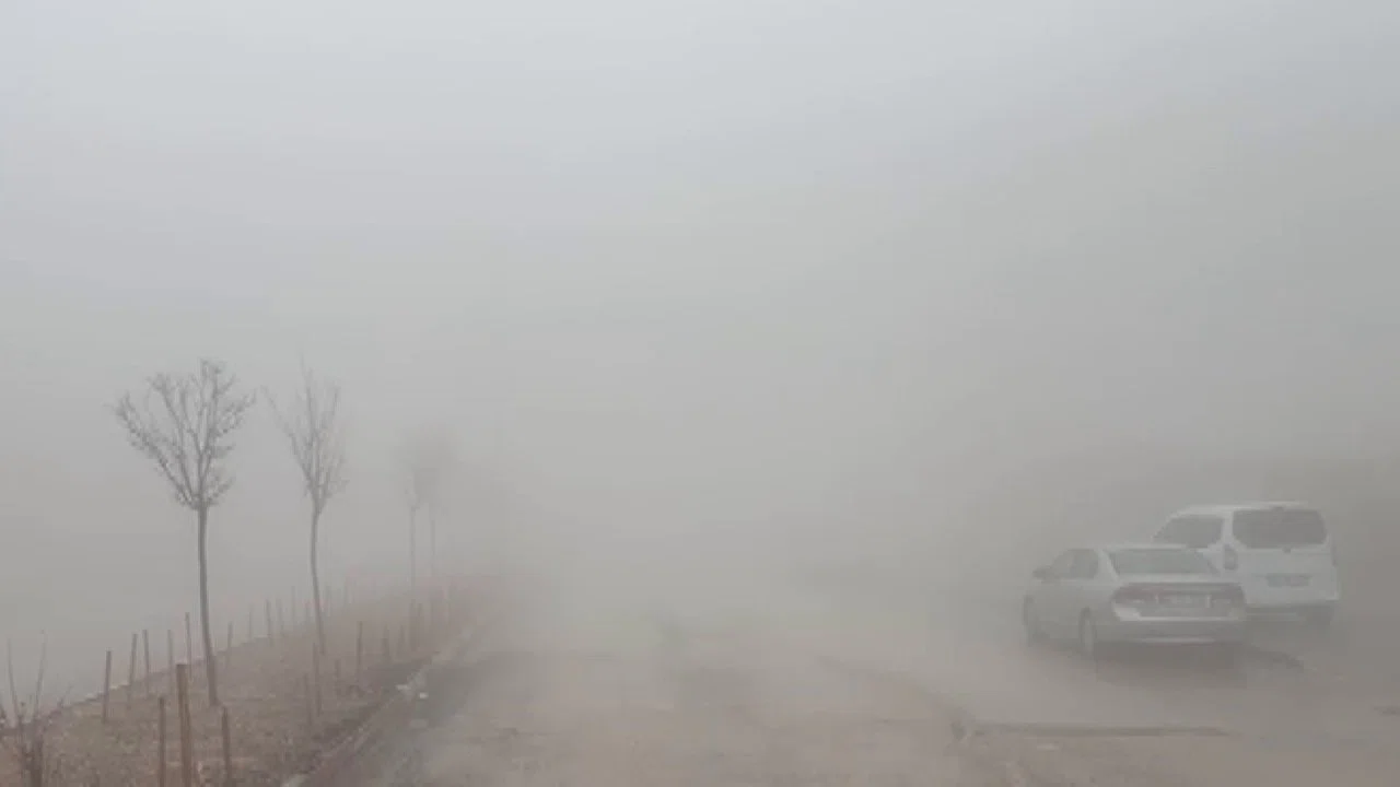 Besni’de sağanak yağış ve yoğun sis etkili oldu