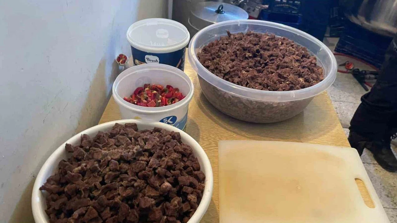 Bilecik’te bodrum katta kaçak yemek üretimine zabıta baskını