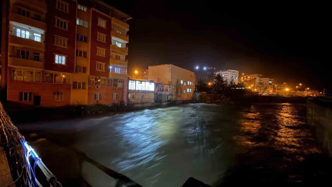 Bitlis Çayının su seviyesi arttı, Baykan’da tedbir alındı
