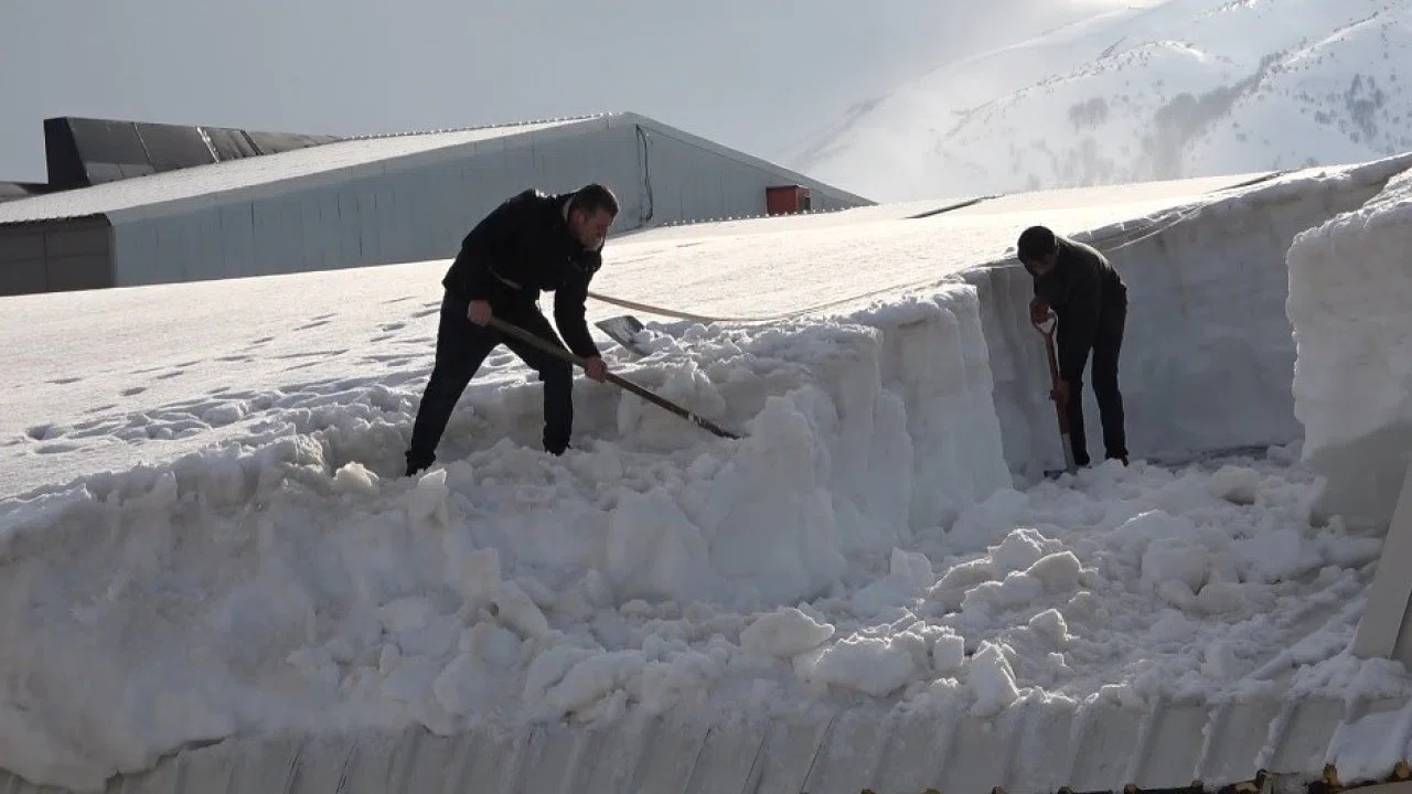 Bitlis’te çatılarda yoğun mesai