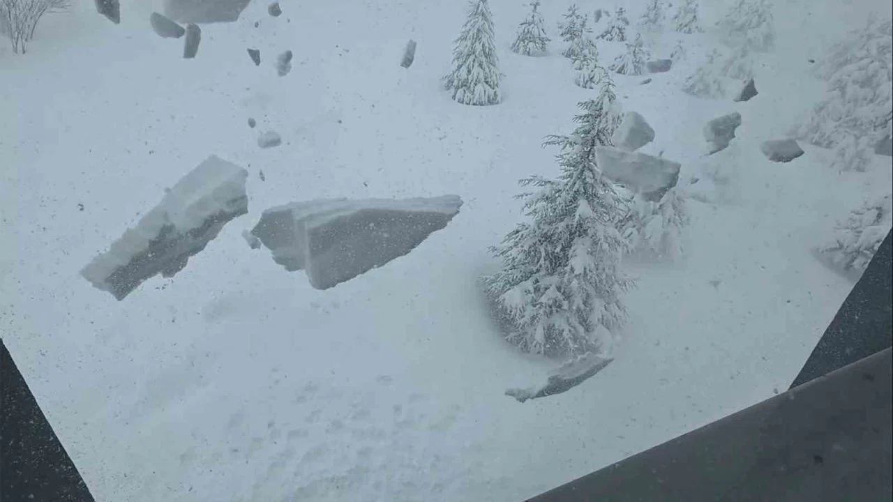 Bitlis’te çatılardaki kar tehlikesi devam ediyor