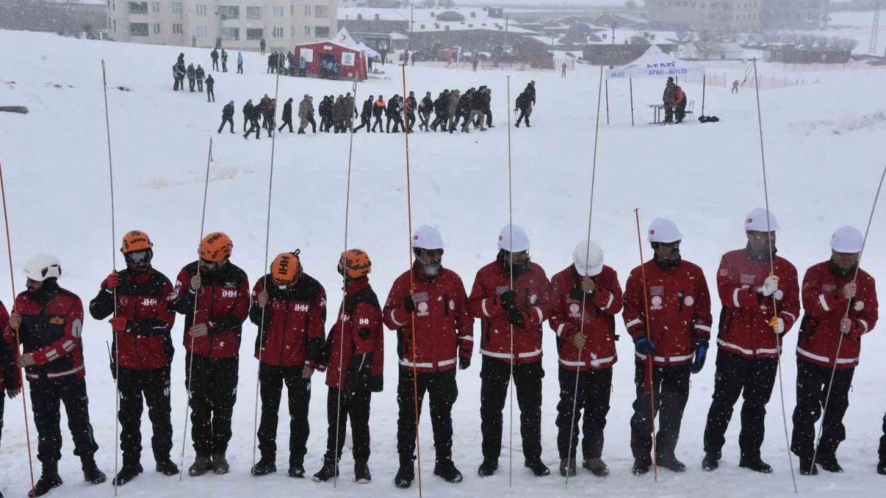Bitlis’te çığ tatbikatı gerçeğini aratmadı