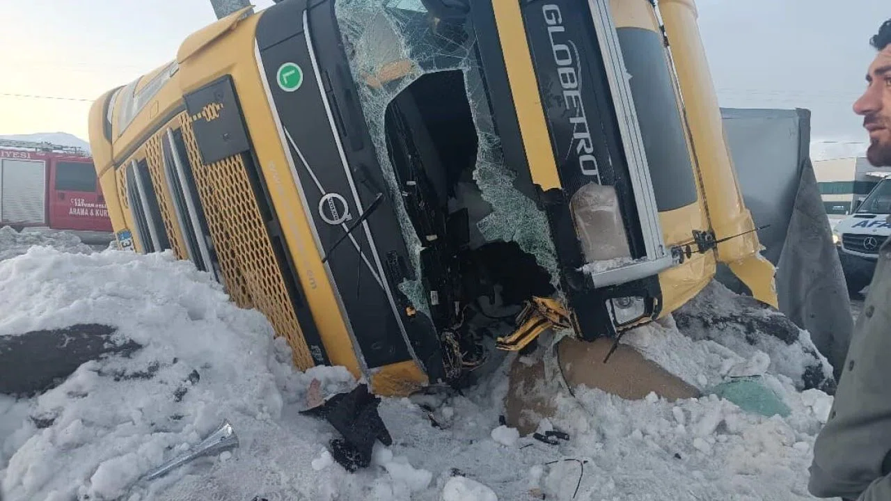 Bitlis’te iki tır devrildi, 1 kişi yaralandı
