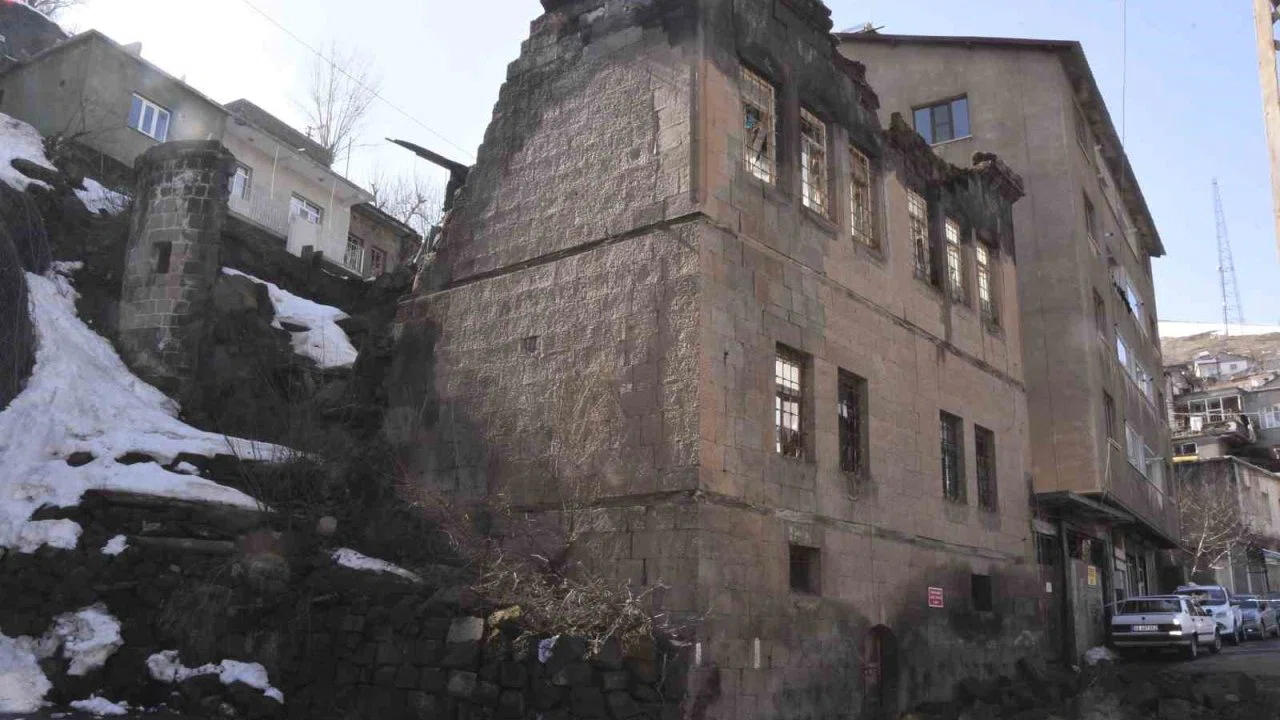 Bitlis’te tarihi evler kışın ardından alarm veriyor